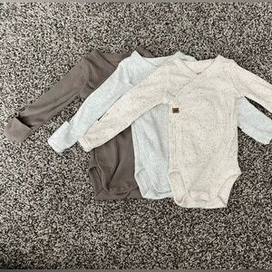 Three pack of Carter’s side snap bodysuits. Neutral colors. Newborn size.